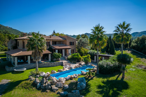 Hochqualitative, große Meerblick-Finca mit Pool, Tennisplatz und Ferienvermietlizenz in Alcudia