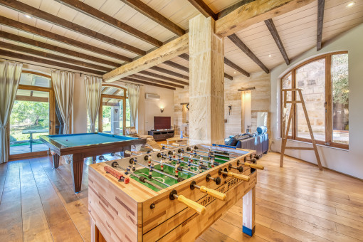 Wohnbereich mit Kicker und Billiardtisch