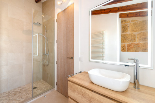 Badezimmer mit Dusche
