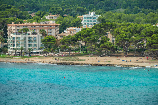 Blick auf den Strand vom Balkon