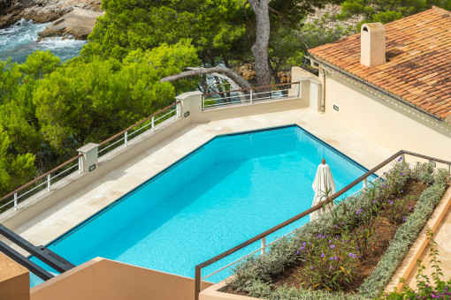 Blick auf den Pool vom Balkon