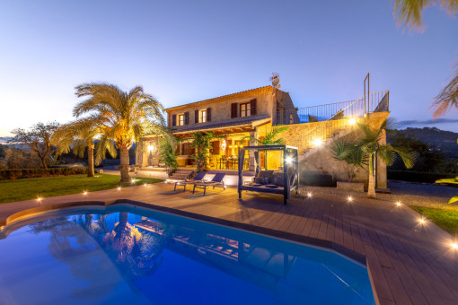 Finca und Pool bei Nacht