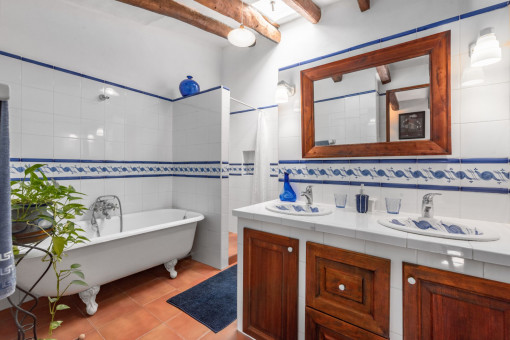 Badezimmer mit Badewanne