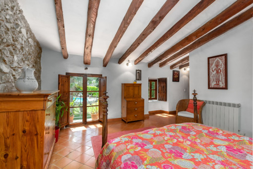 Schlafzimmer mit bodentiefen Fenstern