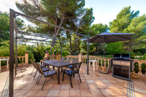 Weitläufige Terrasse mit Grill