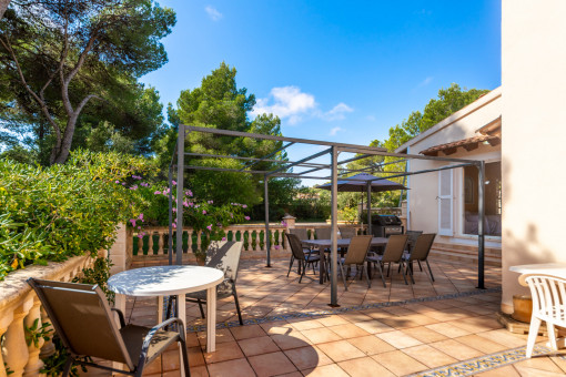 Geräumige Terrasse mit Essbereich und Grill
