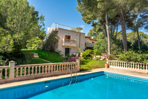 Garten, Pool und Meerblick