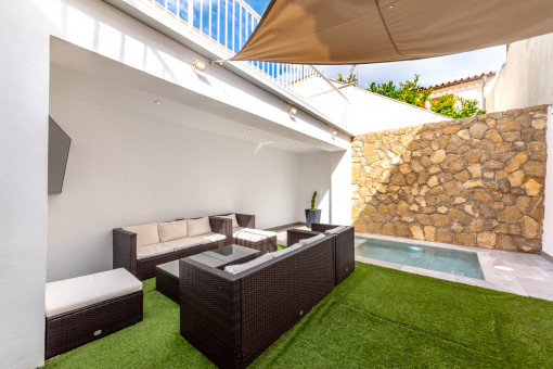Innenhof mit Pool, Lounge und Privatsphäre
