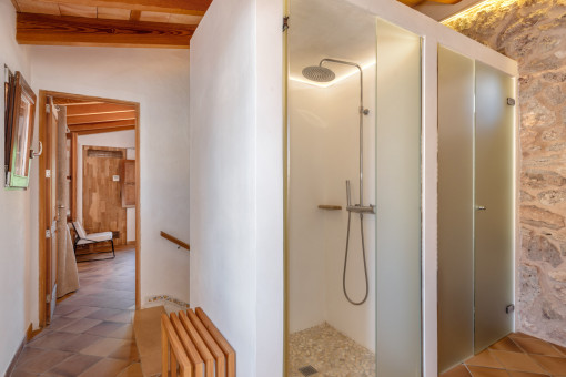 Badezimmer mit Dusche und separatem WC