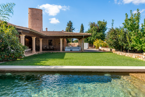 Perfekt in den Garten integrierter Pool mit römischer Treppe