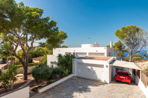 Garage und Carport der Villa