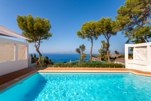 Der Pool ist von einer Terrasse umgeben