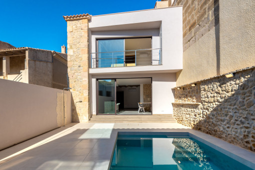 Neu saniertes Stadthaus mit eigenem Gästehaus, Garage und Pool in Sant Joan