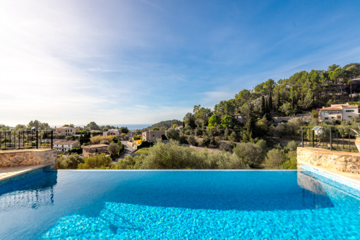 Schöner Infinity Pool 