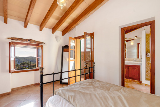 Schlafzimmer mit Holzbalkendecke