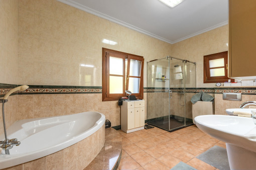 Badezimmer mit Badewanne