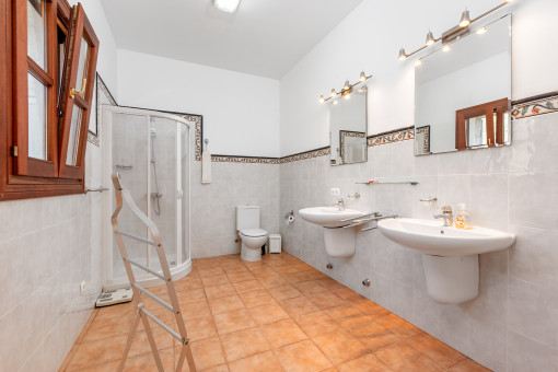 Badezimmer mit Dusche