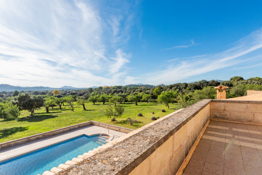 Blick auf den Pool vom Balkon aus
