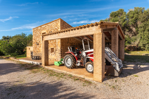 Ein Carport, gebaut aus Natursteinen