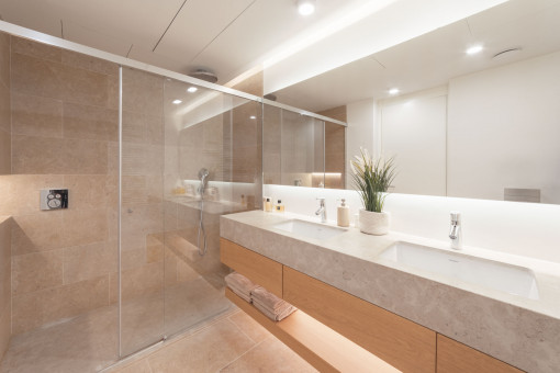 Badezimmer mit Dusche