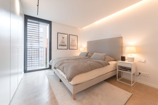 Schlafzimmer mit bodentiefen Fenstern