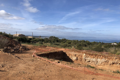 Baugrundstück am Fuße des Berges Puig de Ferrutx mit Blick auf die Bucht von Alcúdia und die Berge außerhalb von Colonia de Sant Pere