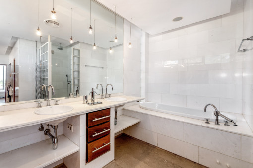 Badezimmer mit Badewanne