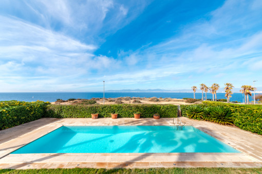 Fantastischer Pool mit Meerblick