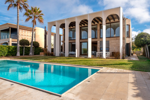 Blick vom Pool auf die Villa