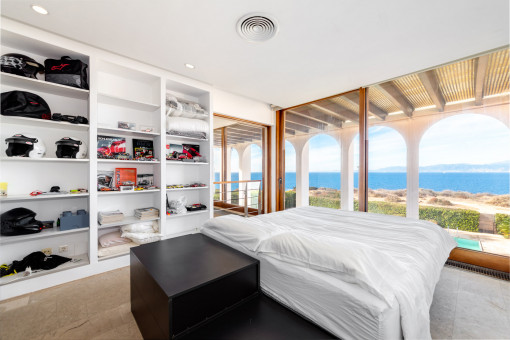 Gemütliches Schlafzimmer mit Meerblick