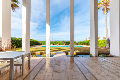 Überdachte Terrasse mit Gartenblick