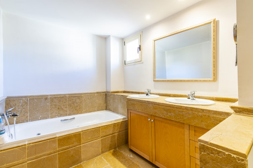 Badezimmer mit Badewanne