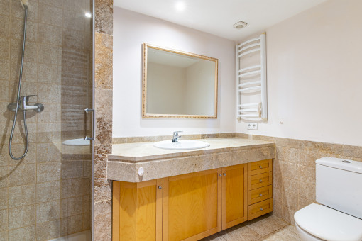 Badezimmer mit Dusche