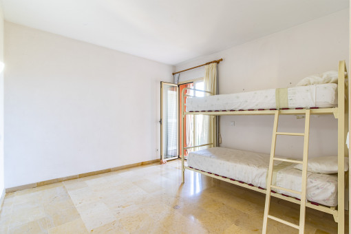 Schlafzimmer mit Hochbett