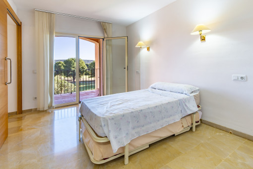Schlafzimmer mit Balkonzugang
