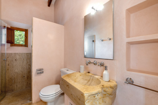 Badezimmer mit Dusche