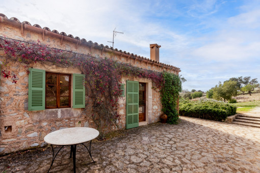 Mediterrane Terrasse auf der Rückseite