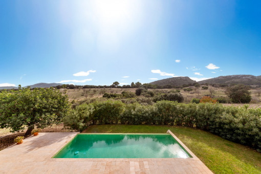 Pool mit fantastischen Landschaftsblick