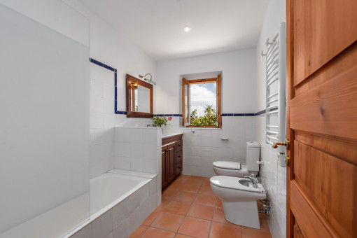 Eines von 3 Badezimmern