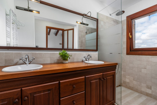 Eines von 3 Badezimmern