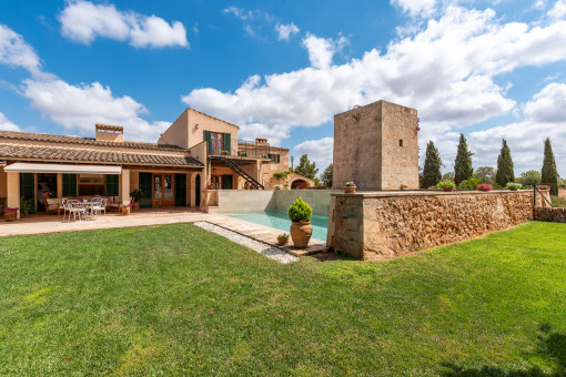 Schön angelegter Garten mit Pool