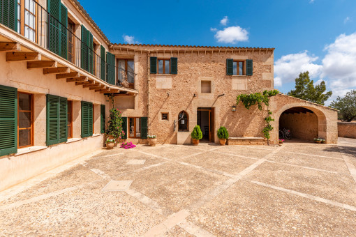 Frontansicht und Zugang der historischen Finca