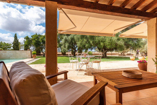 Idyllische Terrasse mit Gartenblick
