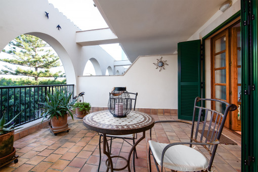 Überdachte, große Terrasse