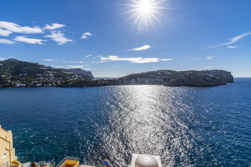 „MEER“ Mallorca geht nicht! Atemberaubendes Apartment mit phänomenalem Blick und Pool, in erster Meereslinie von Port d‘Andratx