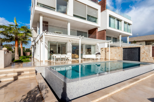 Exklusives Erdgeschoss-Apartment in kleiner Eigentümergemeinschaft in Porto Cristo - Moderne Architektur und Teilmeerblick