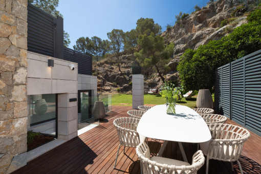 Große Terrasse mit angrenzendem Garten