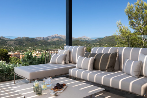 Großzügige Terrasse mit Hafen und Bergblick