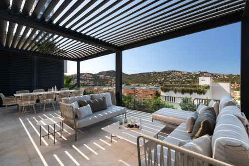 Großzügige Terrasse mit Hafen und Bergblick