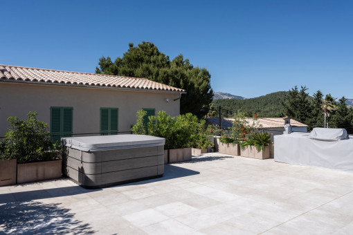 Dachterrasse mit Panorama-Blick und Jacuzzi 